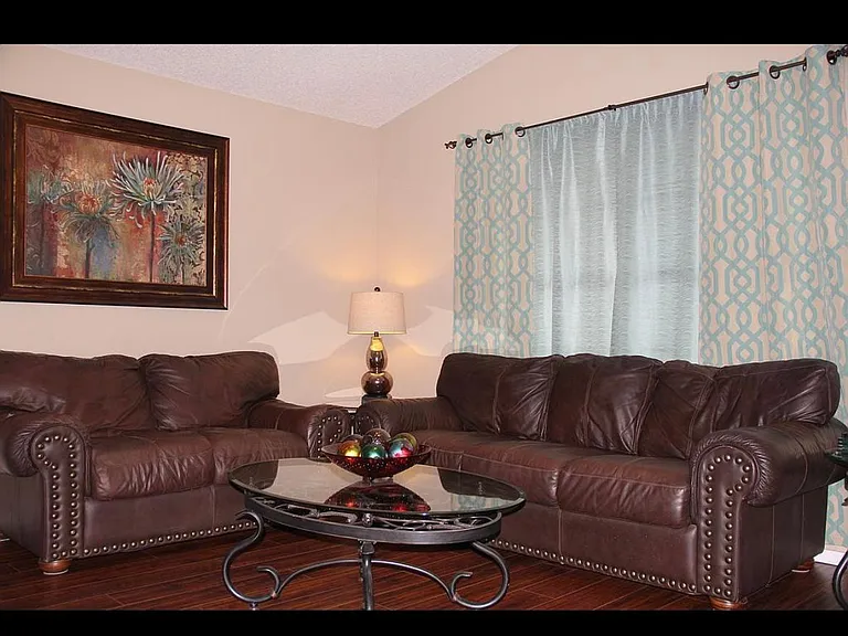 3245 W Parkway Dr — Photo 2