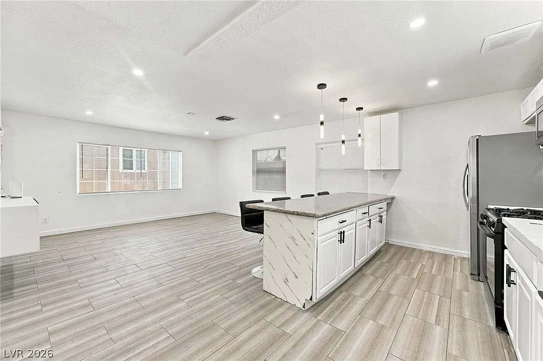 4 bed, 3.0 bath, 1023 sqft, $2,300 — Photo 2