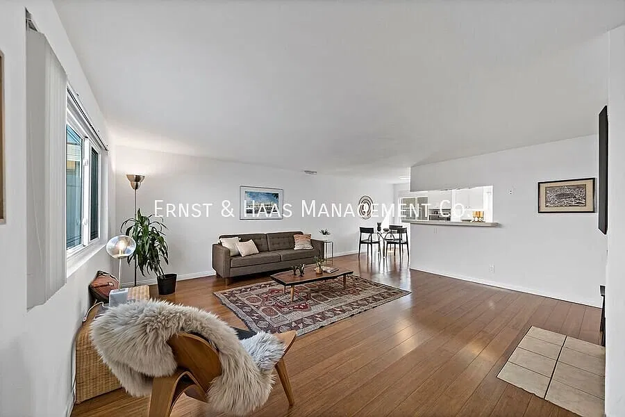 Beautiful 2-Bedroom, 2.5-Bathroom Townhome Near Downtown Long Beach! — Photo 4