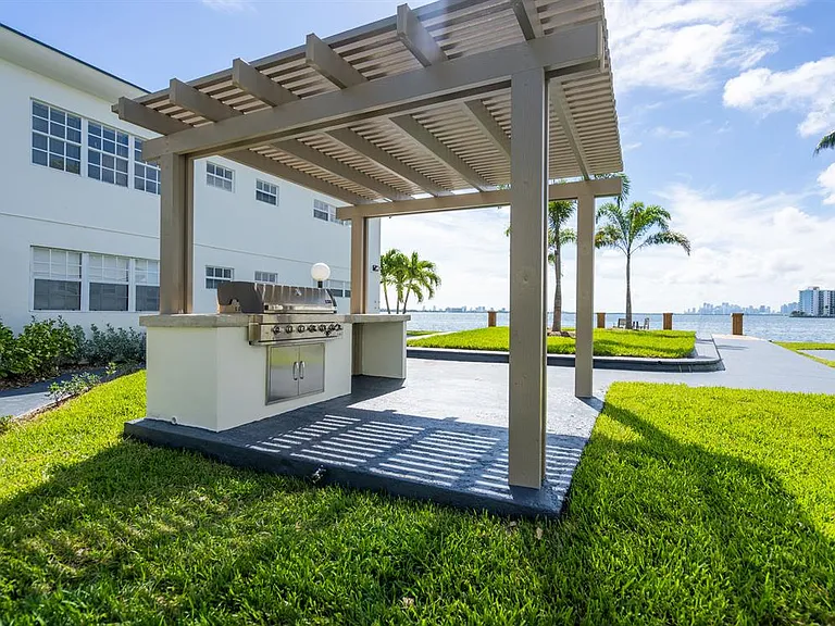 1940 Bay Dr #11 — Photo 4