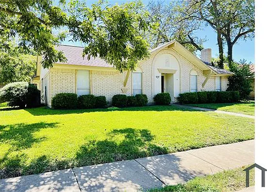 2102 Richwood Dr — Photo 1