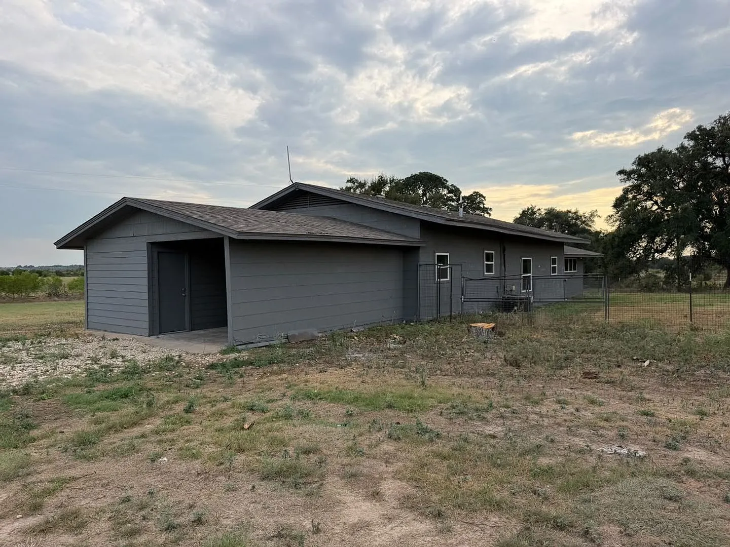House + 2 acres, For Lease In Florence — Photo 2
