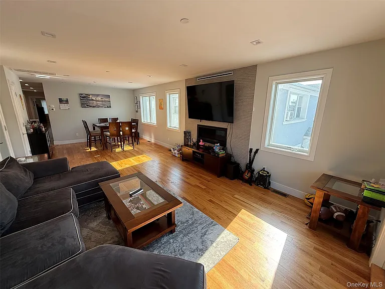 648 E Broadway — Photo 3
