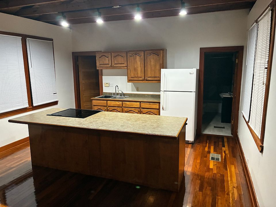 2nd image of 404 E Coleman Ave