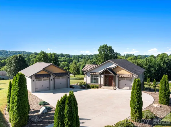 141 Round Top Cir, Mills River, NC 28759