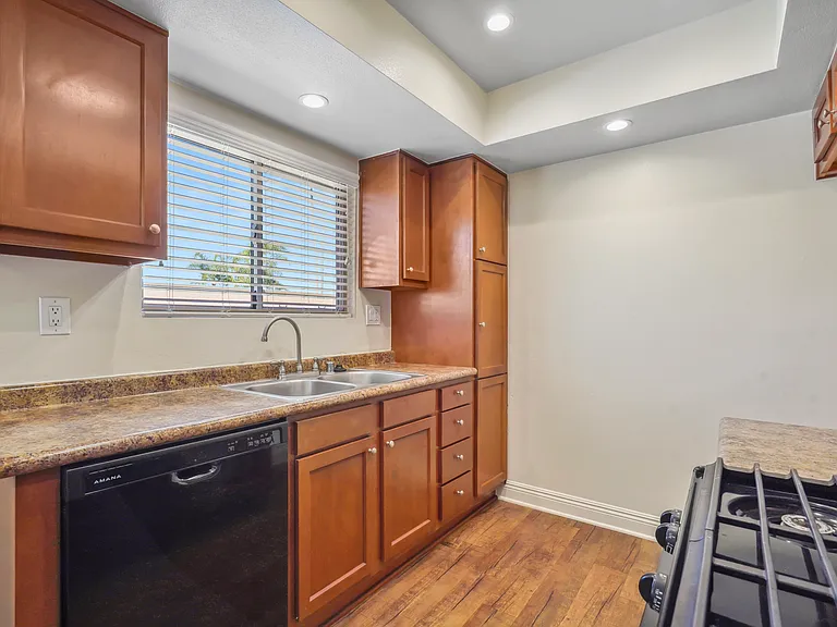 Sierra West Apartments — Photo 38