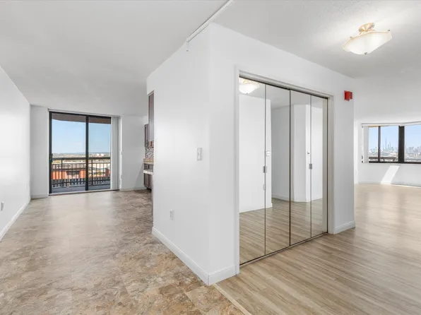 1705 Harmon Cove Tower image 4 of 49