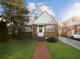 86 Pacific Ave, Franklin Square, NY 11010