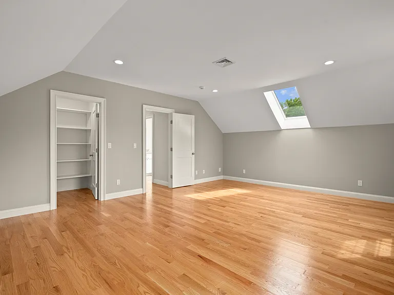 585 Lowell St — Photo 37