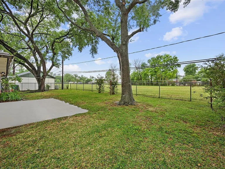 1607 Buescher Dr — Photo 25