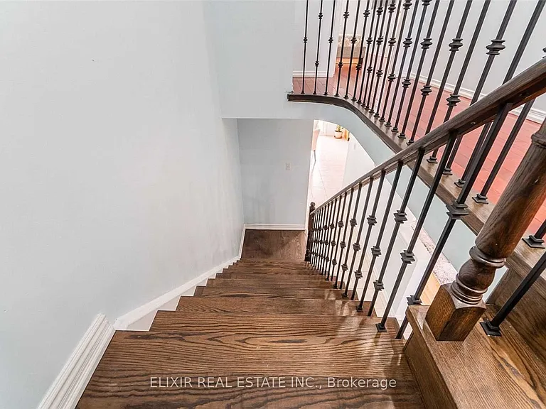 29 Timbertop Cres #UPPER LEVEL — Photo 17