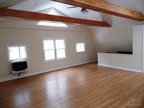 Large Room W/Skylights & Fan