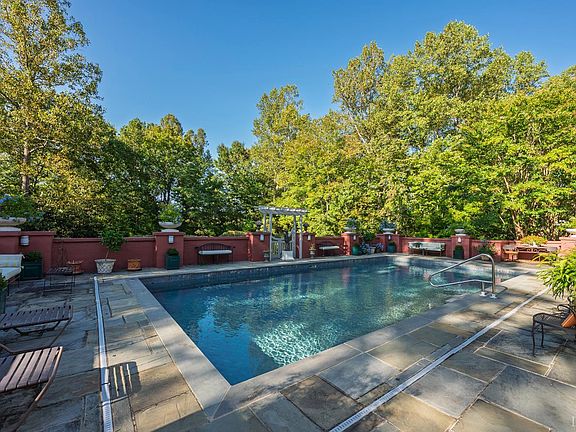 4th image of 4935 Mountain Laurel Dr