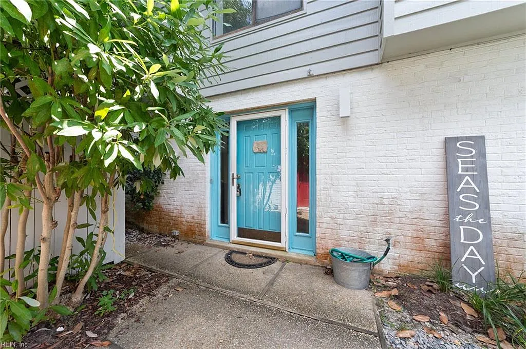 3 bed, 1977 sqft, $2,400 — Photo 1