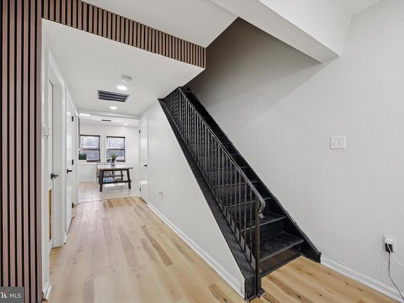 5th image of 2624 W Oakdale St
