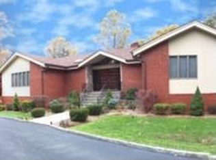 15 Chestnut Ridge Rd, Armonk, NY 10504