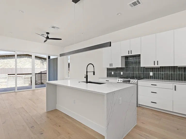 1402 Summit St #B — Photo 7