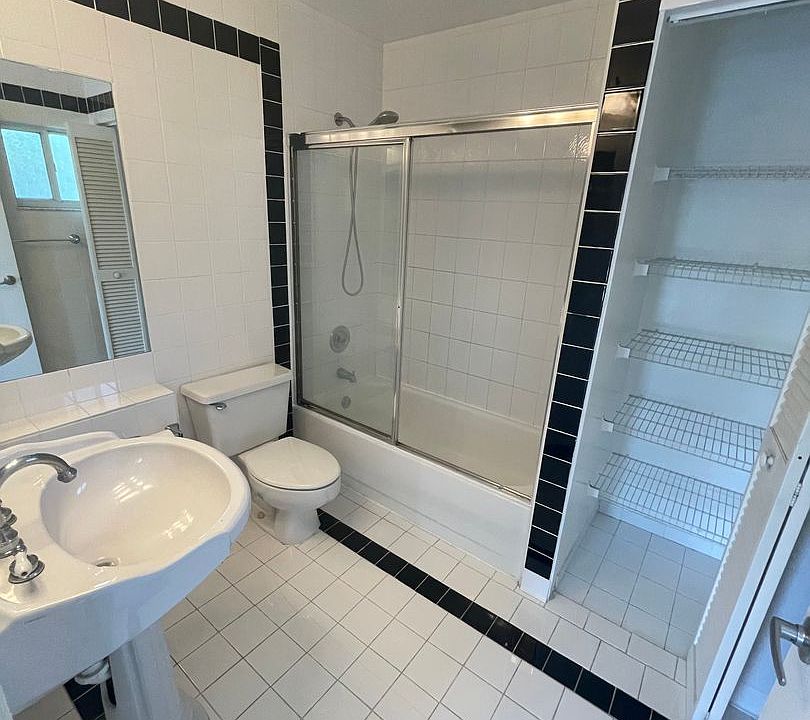 1st image of 1312 NE 105th St #11