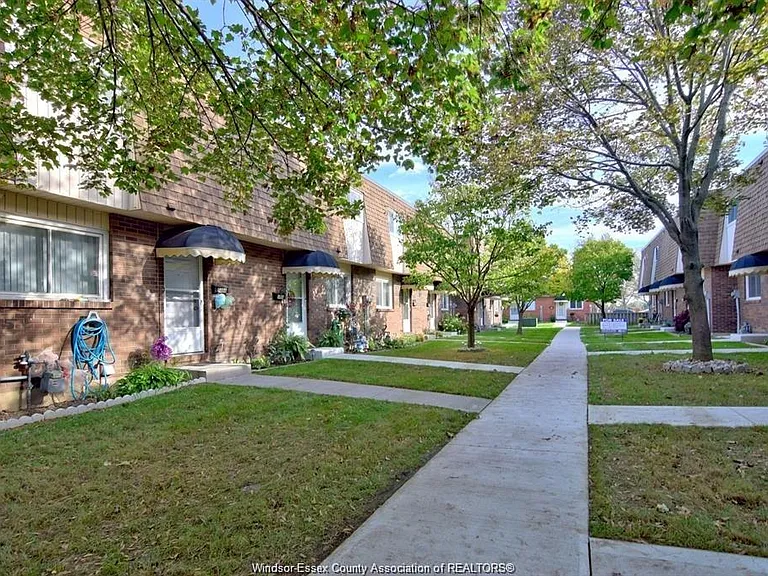 5468 Lassaline Ave — Photo 3