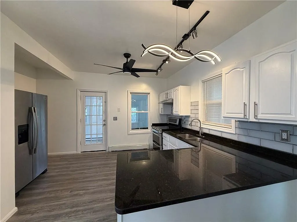 3 bed, 2.0 bath, 1292 sqft, $3,000 — Photo 4