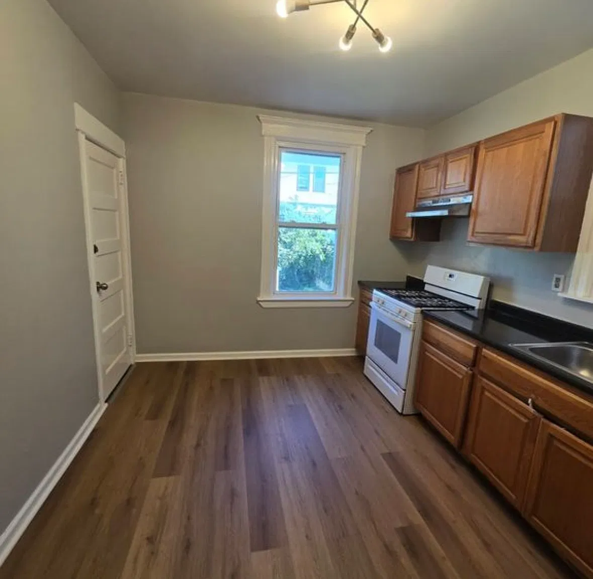 3 bed, 1000 sqft, $2,400 — Photo 2