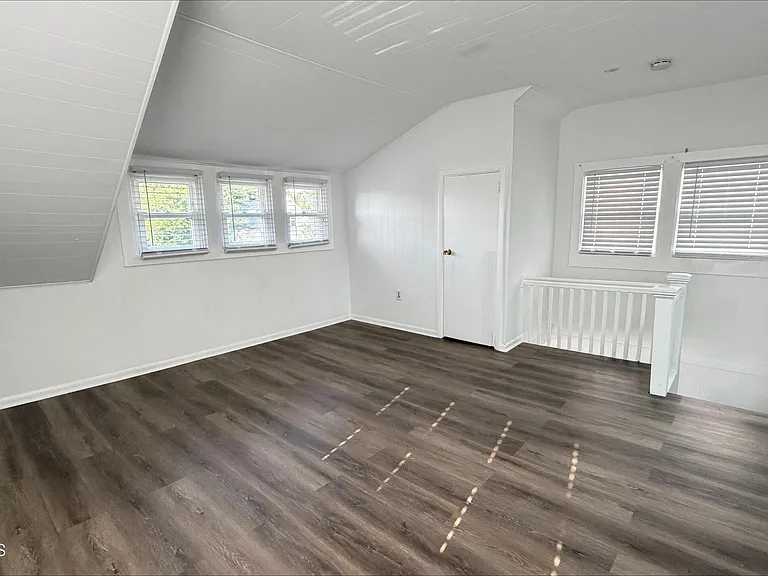 104 Burlington Ave — Photo 28
