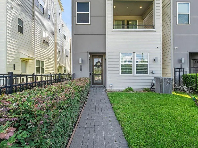 316 Jensen Dr — Photo 1