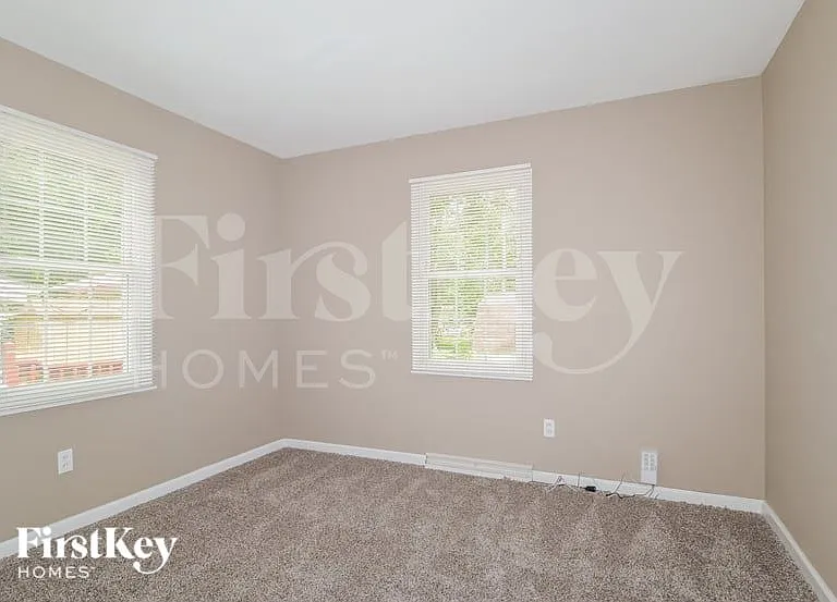 42 Mercury Dr — Photo 5