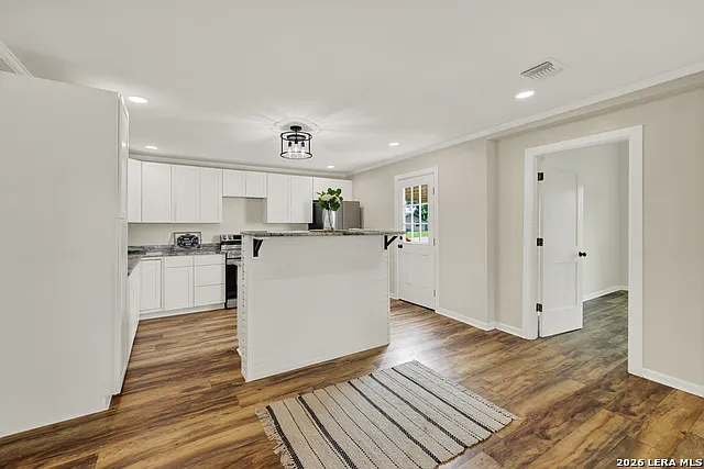 312 N Lavernia — Photo 10