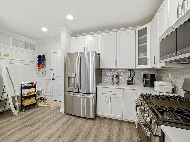 320 Middlesex Ave #D208 — Photo 70