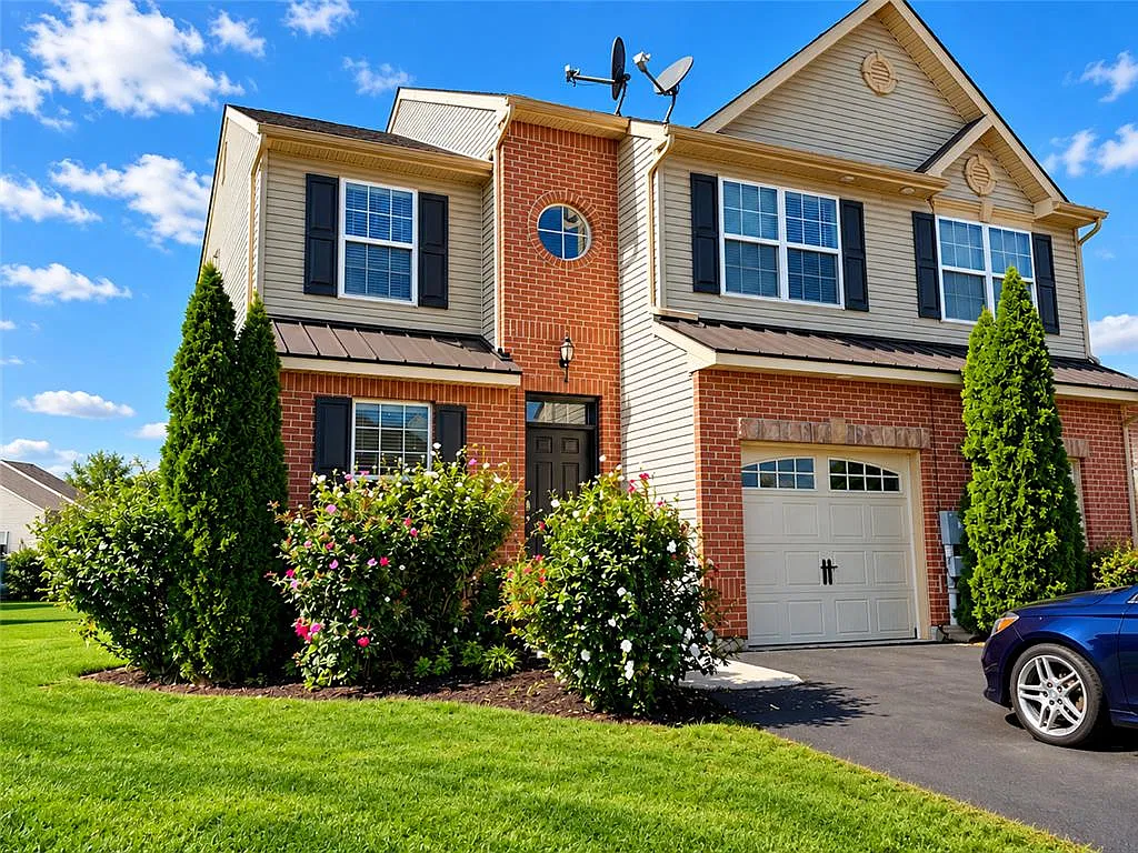 3 bed, 2.5 bath, 2259 sqft, $2,700 — Photo 2