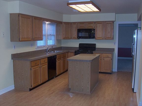Upgraded Island Kitchen with Granite