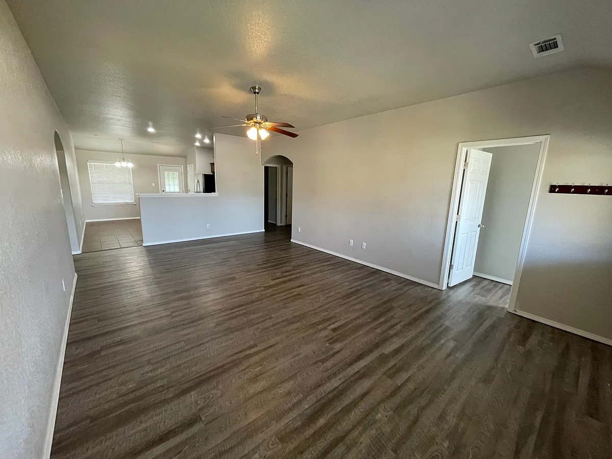 Primary Photo - 216 Regency Dr