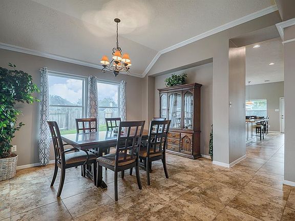 DINING ROOM WITH PLENTY OF ROOM FOR FURNITURE