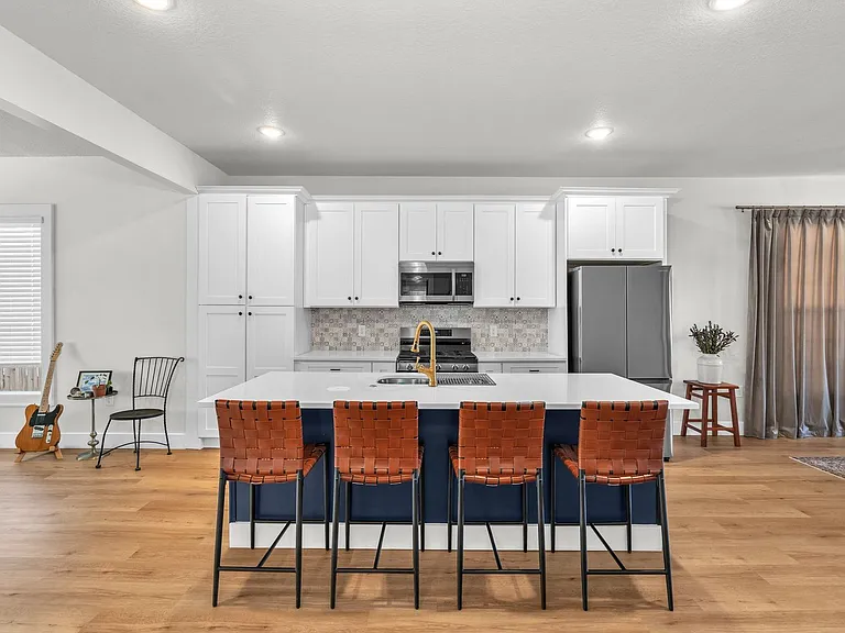 554 E Mitchell St — Photo 8