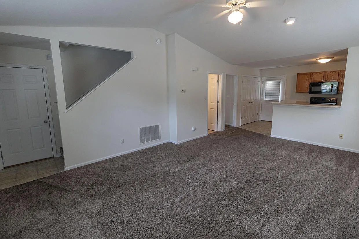 3 bed, 2.0 bath, 1194 sqft, $1,550 — Photo 3