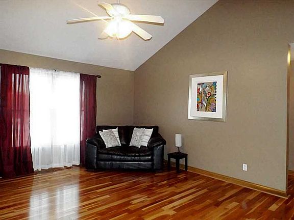 4th image of 443 Meadowlark Dr