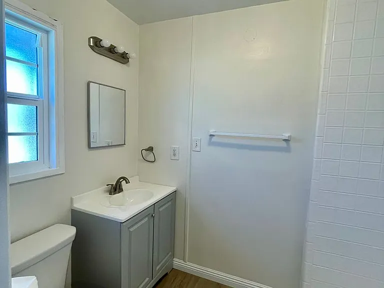 123 Hastings Ave — Photo 22