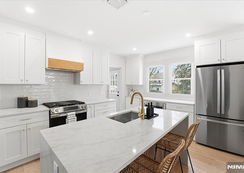 1st image of 1096 Margaret St