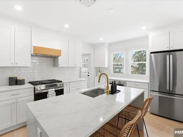 1096 Margaret St, Teaneck, NJ 07666