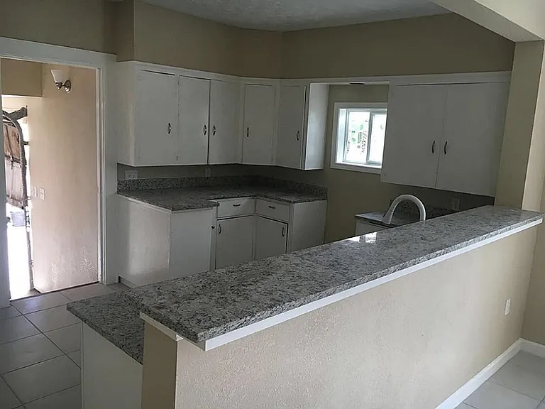 102 N Avenue C — Photo 7