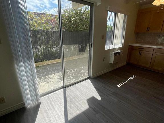5th image of 2707 Montrose Ave #3