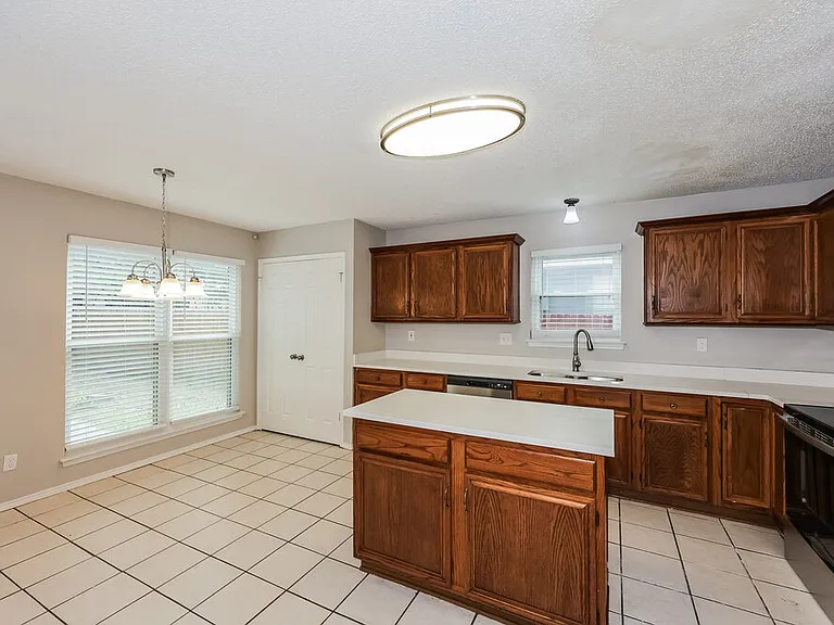 2729 Forest Creek Dr — Photo 9