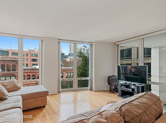 2nd image of 345 N Lasalle St #402