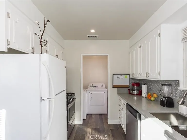 5803 Cartwright Ave — Photo 6
