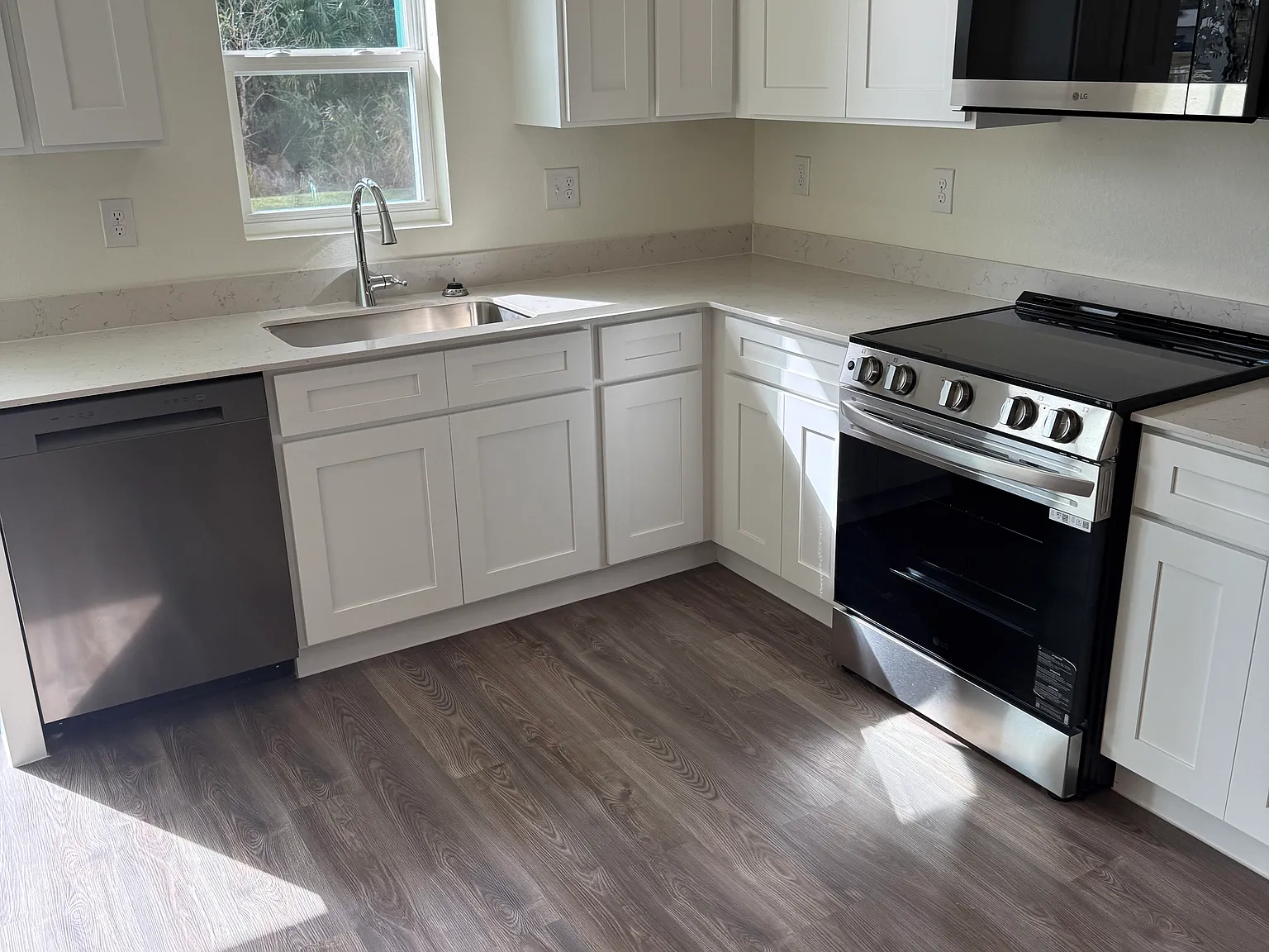 3 bed, 1409 sqft, $1,900 — Photo 2