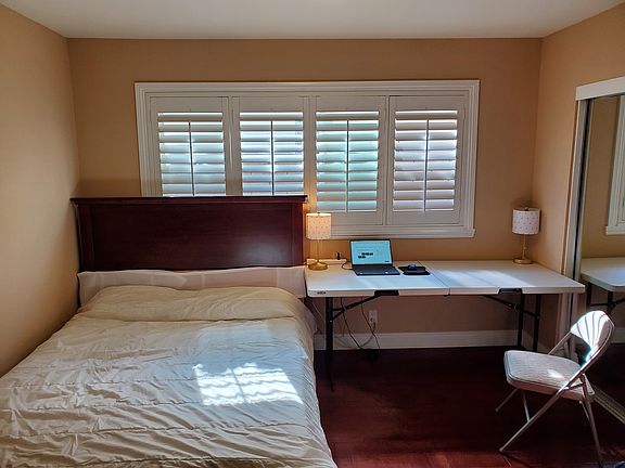 Queen bed, 
Large desk, 
Lots of light