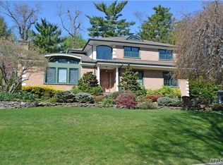 28 Hillcrest Dr, Great Neck, NY 11021