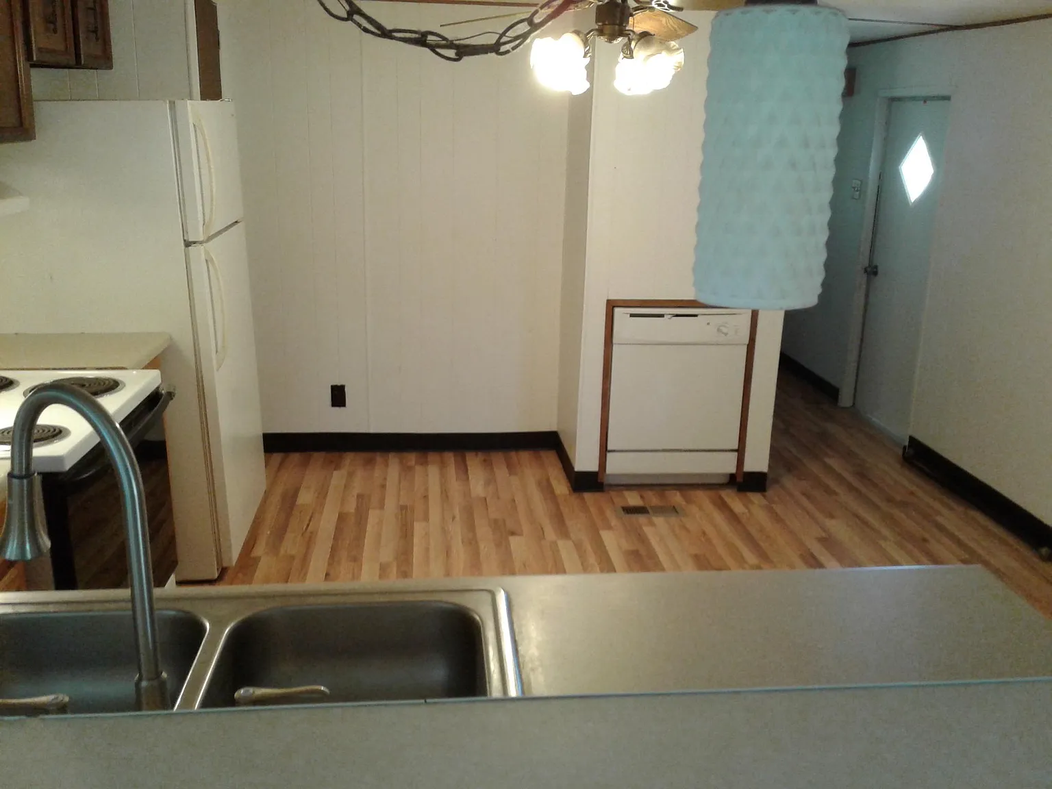 2 bed, 1.5 bath, 896 sqft, $1,045 — Photo 2