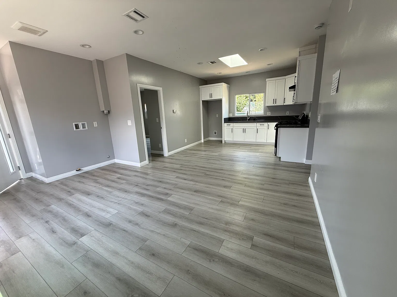 3 bed, 1000 sqft, $3,200 — Photo 2